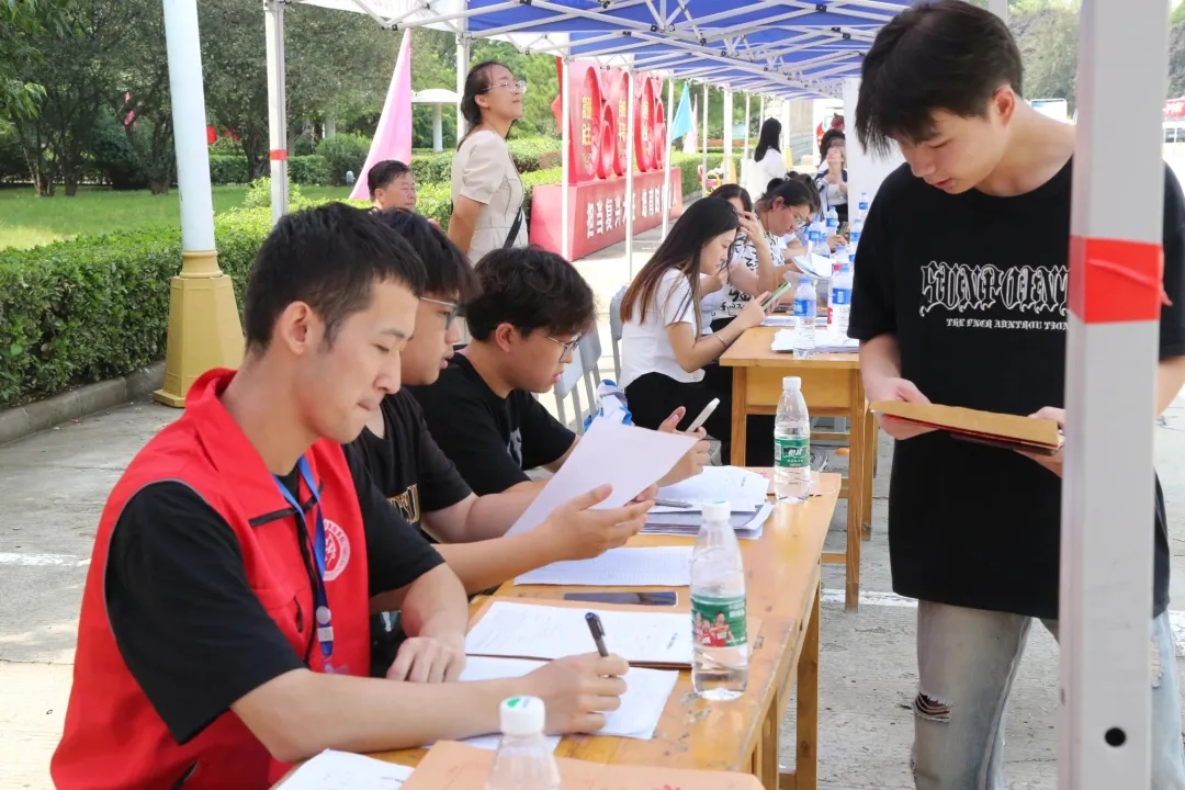 華翔學(xué)院新生報(bào)到，迎新啦！